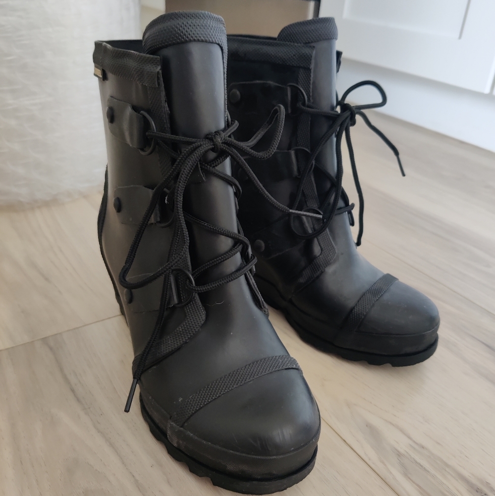 Sorel Black “Joan of Arctic” Mid Calf Wedge Lace-Up Rubber Rain Boots, EUC, 8